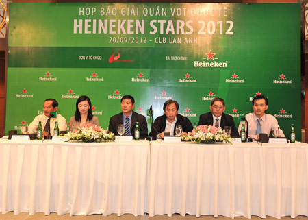 Lần đầu tiên kể từ khi ra đời, Heineken Stars 2012 sẽ chứng kiến sự góp mặt của tay vợt nữ số một thế giới. Nhà đương kim á quân US Open và vô địch Australian Open diễn ra đầu năm 2012 , người Belarus Victoria Azarenka. Ngoài ra còn có tay vợt nữ Cibulkova (hạng 13 thế giới) và hai đồng nghiệp nam Gilles Simon (hạng 17 thế giới) và Feliciano Lopez (hạng 31 thế giới). (Ảnh: Nhật Anh - SGGP) Lần đầu tiên kể từ khi ra đời, Heineken Stars 2012 sẽ chứng kiến sự góp mặt của tay vợt nữ số một thế giới. Nhà đương kim á quân US Open và vô địch Australian Open diễn ra đầu năm 2012 , người Belarus Victoria Azarenka. Ngoài ra còn có tay vợt nữ Cibulkova (hạng 13 thế giới) và hai đồng nghiệp nam Gilles Simon (hạng 17 thế giới) và Feliciano Lopez (hạng 31 thế giới). (Ảnh: Nhật Anh - SGGP)