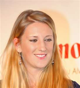 Theo dự kiến, Azarenka cùng ba tay vợt hàng đầu thế giới Dominika Cibulkova (Slovakia - hạng 13 nữ thế giới), Gilles Simon (Pháp - hạng 17 nam thế giới) và Feliciano Lopez (Tây Ban Nha - hạng 31 thế giới) sẽ thi đấu từ lúc 19g ngày 20-9 tại CLB Lan Anh. Bốn tay vợt sẽ thi đấu ở 3 nội dung gồm: đơn nam, đơn nữ (theo thể thức đánh 3 ván thắng 2) và đôi nam-nữ (đánh 1 ván đến 10 bàn). Dự kiến Azarenka sẽ đến Việt Nam vào ngày 19-9. Theo dự kiến, Azarenka cùng ba tay vợt hàng đầu thế giới Dominika Cibulkova (Slovakia - hạng 13 nữ thế giới), Gilles Simon (Pháp - hạng 17 nam thế giới) và Feliciano Lopez (Tây Ban Nha - hạng 31 thế giới) sẽ thi đấu từ lúc 19g ngày 20-9 tại CLB Lan Anh. Bốn tay vợt sẽ thi đấu ở 3 nội dung gồm: đơn nam, đơn nữ (theo thể thức đánh 3 ván thắng 2) và đôi nam-nữ (đánh 1 ván đến 10 bàn). Dự kiến Azarenka sẽ đến Việt Nam vào ngày 19-9.