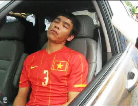 Trong clip được đăng tải trên các trang mạng, Huy Hoàng lại có các biểu hiện lạ thường: ngồi trong xe múa may, miệng hát lẩm nhẩm. Giới cầu thủ luôn biết tới Huy Hoàng với biệt danh Hoàng “Cẩn” và Hoàng “lác”, cứ mỗi khi nhắc tới tên cầu thủ người xứ Nghệ trên ĐT hay ở CLB, ai cũng phải mắt tròn mắt dẹt, một phần kính nể ở góc độ chuyên môn, phần khác nằm ở khía cạnh “chịu chơi” đúng nghĩa “anh lớn”. Trong clip được đăng tải trên các trang mạng, Huy Hoàng lại có các biểu hiện lạ thường: ngồi trong xe múa may, miệng hát lẩm nhẩm. Giới cầu thủ luôn biết tới Huy Hoàng với biệt danh Hoàng “Cẩn” và Hoàng “lác”, cứ mỗi khi nhắc tới tên cầu thủ người xứ Nghệ trên ĐT hay ở CLB, ai cũng phải mắt tròn mắt dẹt, một phần kính nể ở góc độ chuyên môn, phần khác nằm ở khía cạnh “chịu chơi” đúng nghĩa “anh lớn”.