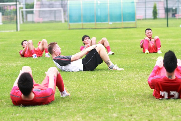 Phần thả lỏng cơ cuối buổi tập của HLV Kerr cũng khiến các tuyển thủ mướt mồ hôi Phần thả lỏng cơ cuối buổi tập của HLV Kerr cũng khiến các tuyển thủ mướt mồ hôi