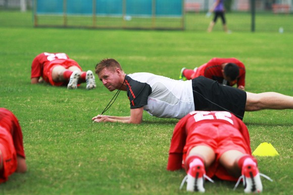 Ông trực tiếp tập luyện cùng cầu thủ, thị phạm từ động tác nhỏ nhất Ông trực tiếp tập luyện cùng cầu thủ, thị phạm từ động tác nhỏ nhất