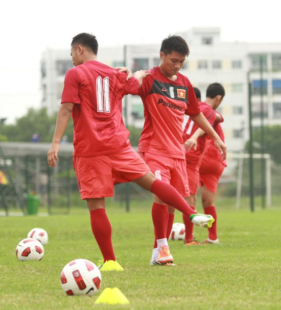 Sau đó HLV Dylan Kerr cho các cầu thủ thả lỏng, giãn cơ nhẹ Sau đó HLV Dylan Kerr cho các cầu thủ thả lỏng, giãn cơ nhẹ