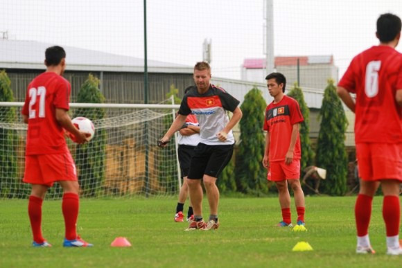 Các cầu thủ chưa quen và nhiều người gọi HLV thể lực Dylan Kerr là “ông thầy Tây”, cách gọi như vậy cũng dễ hiểu bởi ông là thành viên người nước ngoài duy nhất trong đợt tập trung lần này. Cựu cầu thủ của đội bóng nước Anh Leeds United ngay trong ngày ra mắt đã lập tức “hành xác” các cầu thủ, đưa ra những bài tập thể lực chuyên biệt chưa từng có từ trước tới nay ở đội tuyển. Ông trực tiếp thị phạm động tác, làm việc cùng các cầu thủ luôn. Suốt hơn 2 giờ đồng hồ, HLV Dylan Kerr còn hoạt động nhiều hơn cầu thủ nhưng HLV này dường như không hề cảm thấy mệt. Các cầu thủ chưa quen và nhiều người gọi HLV thể lực Dylan Kerr là “ông thầy Tây”, cách gọi như vậy cũng dễ hiểu bởi ông là thành viên người nước ngoài duy nhất trong đợt tập trung lần này. Cựu cầu thủ của đội bóng nước Anh Leeds United ngay trong ngày ra mắt đã lập tức “hành xác” các cầu thủ, đưa ra những bài tập thể lực chuyên biệt chưa từng có từ trước tới nay ở đội tuyển. Ông trực tiếp thị phạm động tác, làm việc cùng các cầu thủ luôn. Suốt hơn 2 giờ đồng hồ, HLV Dylan Kerr còn hoạt động nhiều hơn cầu thủ nhưng HLV này dường như không hề cảm thấy mệt.