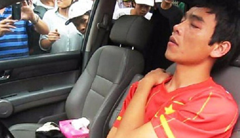 Huy Hoàng thường xuyên phải ngồi ghế dự bị tại V-League 2012 do không đủ thể lực Huy Hoàng thường xuyên phải ngồi ghế dự bị tại V-League 2012 do không đủ thể lực