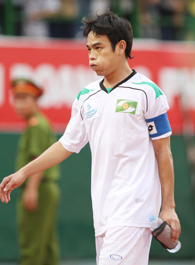 Khi đàn anh Huy Hoàng - một biểu tượng cho bóng đá xứ Nghệ đã không còn là chính mình cả về chuyên môn lẫn nhân cách thì cầu thủ có tố chất như Trọng Hoàng sễ được trao cao cơ hội. Khi đàn anh Huy Hoàng - một biểu tượng cho bóng đá xứ Nghệ đã không còn là chính mình cả về chuyên môn lẫn nhân cách thì cầu thủ có tố chất như Trọng Hoàng sễ được trao cao cơ hội.