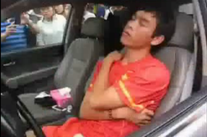 Trung vệ Huy Hoàng - ảnh chụp từ clip. Trung vệ Huy Hoàng - ảnh chụp từ clip.