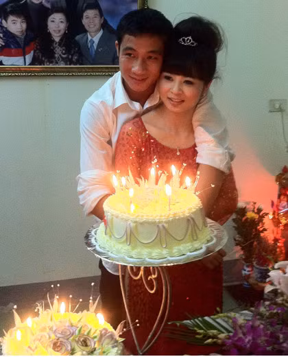 Theo những người bạn thân của Quốc Vượng nhận xét, Phương Thúy là một cô gái xinh xắn, tính tình dịu dàng và rất chịu khó làm ăn. Trong khi đó, Quốc Vượng tâm sự: “Tính em thuộc dạng lang bạt, nhưng cái tình của Thúy đã trói chân em lại, và khiến em phải nghĩ đến một mái ấm. Em yêu Thúy, bởi những lúc khó khăn nhất như thời điểm hiện nay, em luôn được cô ấy bên cạnh động viên và chia sẻ ngọt bùi, nên em nghĩ đây chính là người sẽ sống cùng em đến suốt cuộc đời”. Ngày 17/9 này, đôi bạn trẻ Quốc Vượng – Phương Thúy sẽ chính thức nên duyên vợ chồng.