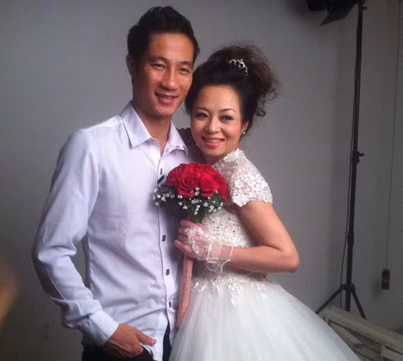 Người con gái xứ Nghệ tên Đoàn Phương Thúy, sinh năm 1987, tức ít hơn Vượng 4 tuổi. Hiện tại, cô kinh doanh ngay tại TP Vinh. Thời gian hai người quen mới hơn một năm và gặp nhau cũng khá tình cờ, mà nói như Vượng có lẽ là “nhân duyên”.