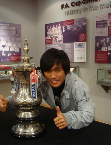 Anh Tú chụp hình lưu niệm trong phòng truyền thống của CLB Liverpool - Ảnh do nhân vật cung cấp Anh Tú chụp hình lưu niệm trong phòng truyền thống của CLB Liverpool - Ảnh do nhân vật cung cấp