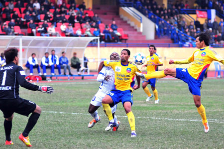 TĐCS Đồng Tháp (áo vàng) còn nguyên cơ hội trụ hạng.