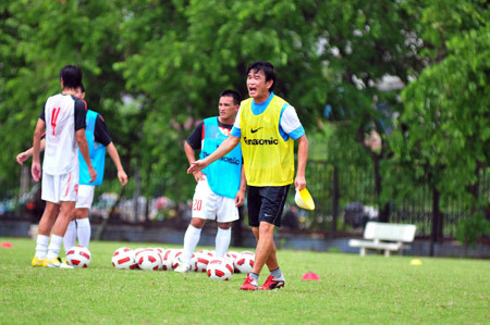 HLV Phan Thanh Hùng phải đối mặt với nhiều khó khăn trước mắt.