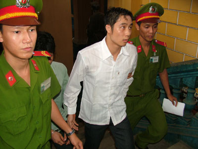 Vụ án bán độ của Văn Quyến, Quốc Vượng và nhóm tuyển thủ U23 thực sự trở thành một quả bom tấn phát nổ trong làng bóng đá. Thời điểm đó, Văn Quyến, Quốc Vượng đang là thần tượng của hàng triệu trái tim hâm mộ. Vụ án bán độ của Văn Quyến, Quốc Vượng và nhóm tuyển thủ U23 thực sự trở thành một quả bom tấn phát nổ trong làng bóng đá. Thời điểm đó, Văn Quyến, Quốc Vượng đang là thần tượng của hàng triệu trái tim hâm mộ.