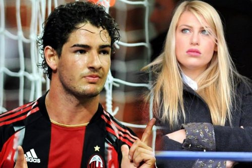 Theo những người bạn thân thiết của Pato, chân sút này khá buồn phiền vì chuyện tình duyên dang dở và hiện chỉ lo chuyên tâm vào tập luyện bóng đá. Khi trong tim của Barbara đã không còn hình bóng Pato, phải chăng chân sút người Brazil nên tìm một bến đỗ mới trước khi ái nữ của Berlusconi nổi cơn thịnh nộ?