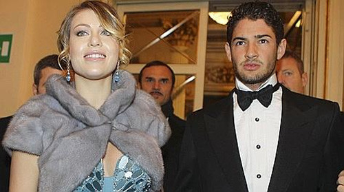 Những cổ động viên trung thành của đội bóng AC Milan đã khá sốc sau khi biết thông tin Pato và cô bồ già Barbara đã chia tay nhau. Cách đây khoảng một năm, mọi người còn thấy cặp đôi này thường thể hiện những cảnh âu yếm tình tứ ở nơi công cộng. Họ còn trông thấy cả hai người tay trong tay cùng nhau đi mua sắm hay ăn uống ở những nơi có tiếng ở Milan. Đến nỗi, nhiều người còn đồn đoán "vịt con" sắp trở thành con rể của ông chủ Berlusconi. Vậy mà, NHM bất ngờ đón nhận tin tức này.