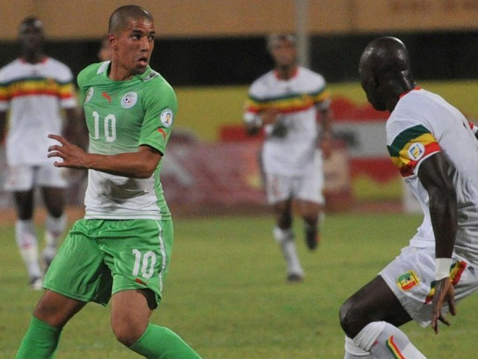 Feghouli từng chơi cho các ĐT trẻ của Pháp và thậm chí được HLV Raymond Domenech triệu tập khoác áo “Les Bleus” năm 2008 để thi đấu với Uruguay. Tuy nhiên,anh không chơi một phút nào và đã nghe lời thuyết phục của HLV Rabah Saadane và độ itrưởng Yazid Mansouri của Algeria, thi đấu cho đội bóng này từ tháng 10/2011. Thời gian gần đây,Feghouli đã thể hiện vai tròn gày càng quan trọng tại ĐTAlgeria, trở thành thủ lĩnh và được trao chiếc áo số 10.