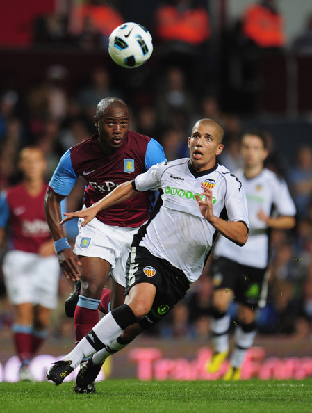 Feghouli sinh tại Pháp nhưng có gốc gác Algeria, vì vậy anh được đặt biệt danh “Zidane mới” từ khi còn trẻ. Nhưng không giống huyền thoại của ĐT Pháp, Feghouli chọn chơi cho ĐT Algeria.