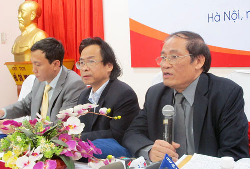 Hôm qua (19/9), ông Đỗ Quang Hiển đã có công văn phúc đáp văn bản số 732/LĐBĐVN-PPL&TCCT của LĐBĐ Việt Nam liên quan đến vấn đề “một ông chủ hai đội bóng”. Nội dung của công văn từ phía VFF nhằm thẳng vào Bầu Hiển, bởi nó cả ba đội bóng là Hà Nội, HN.T&T và SHB.ĐN đều liên quan đến bầu Hiển, người đang nắm giữ chức vụ chủ tịch HĐQT Tập đoàn T&T và ngân hàng TMCP Sài Gòn - Hà Nội (SHB). Hôm qua (19/9), ông Đỗ Quang Hiển đã có công văn phúc đáp văn bản số 732/LĐBĐVN-PPL&TCCT của LĐBĐ Việt Nam liên quan đến vấn đề “một ông chủ hai đội bóng”. Nội dung của công văn từ phía VFF nhằm thẳng vào Bầu Hiển, bởi nó cả ba đội bóng là Hà Nội, HN.T&T và SHB.ĐN đều liên quan đến bầu Hiển, người đang nắm giữ chức vụ chủ tịch HĐQT Tập đoàn T&T và ngân hàng TMCP Sài Gòn - Hà Nội (SHB).