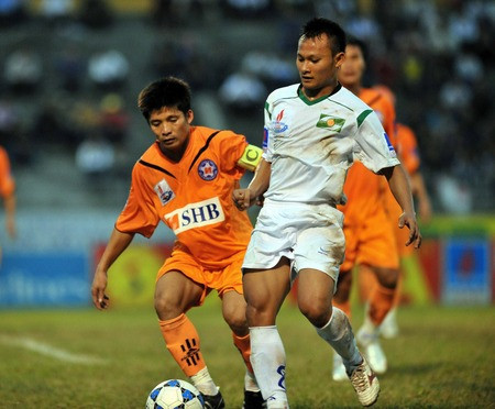 Nhiều đồng nghiệp và người hâm mộ SLNA thường gọi Nguyễn Trọng Hoàng với cái tên “Người không phổi”, hay Hoàng “bò” bởi tiền vệ này luôn chơi năng nổ, cống hiến hết mình trong màu đội bóng xứ Nghệ. Còn trẻ nhưng Trọng Hoàng đã cho thấy mình là một cầu thủ có đầy đủ tài và đức. Nhiều đồng nghiệp và người hâm mộ SLNA thường gọi Nguyễn Trọng Hoàng với cái tên “Người không phổi”, hay Hoàng “bò” bởi tiền vệ này luôn chơi năng nổ, cống hiến hết mình trong màu đội bóng xứ Nghệ. Còn trẻ nhưng Trọng Hoàng đã cho thấy mình là một cầu thủ có đầy đủ tài và đức.