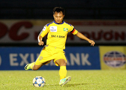 Sau vụ va chạm tai nạn giao thông tại Thanh Hóa, trung vệ Huy Hoàng chịu án kỷ luật bị tước băng đội trưởng và HLV phó, SLNA đang khuyết vị trí đội trưởng và đội bóng xứ Nghệ nhắm tới Trọng Hoàng. HLV trưởng CLB SLNA, Nguyễn Hữu Thắng cũng đã lên tiếng xác nhận với báo giới rằng sau khi Huy Hoàng bị kỷ luật Trọng Hoàng làm đội trưởng trong mùa giải mới". Sau vụ va chạm tai nạn giao thông tại Thanh Hóa, trung vệ Huy Hoàng chịu án kỷ luật bị tước băng đội trưởng và HLV phó, SLNA đang khuyết vị trí đội trưởng và đội bóng xứ Nghệ nhắm tới Trọng Hoàng. HLV trưởng CLB SLNA, Nguyễn Hữu Thắng cũng đã lên tiếng xác nhận với báo giới rằng sau khi Huy Hoàng bị kỷ luật Trọng Hoàng làm đội trưởng trong mùa giải mới".