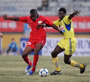 Cầu thủ ngoại khi tới thi đấu cho SLNA cũng không thoát khỏi vòng bủa vây của tệ nạn xã hội. Trước thềm V-League 2009, SLNA đã phải thanh lý hợp đồng với Kankam và Gordon. Khi đó HLV Nguyễn Văn Thịnh cho tiến hành đưa cả đội đi kiểm tra đột xuất ở bệnh viện 115 Nghệ An, mẫu xét nghiệm nước tiểu của hai ngoại binh này có phản ứng dương tính với ma tuý. Trong ảnh là cầu thủ gốc Ghana- KanKam (phải). Cầu thủ ngoại khi tới thi đấu cho SLNA cũng không thoát khỏi vòng bủa vây của tệ nạn xã hội. Trước thềm V-League 2009, SLNA đã phải thanh lý hợp đồng với Kankam và Gordon. Khi đó HLV Nguyễn Văn Thịnh cho tiến hành đưa cả đội đi kiểm tra đột xuất ở bệnh viện 115 Nghệ An, mẫu xét nghiệm nước tiểu của hai ngoại binh này có phản ứng dương tính với ma tuý. Trong ảnh là cầu thủ gốc Ghana- KanKam (phải).