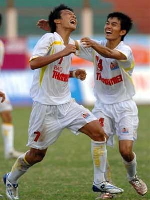 Năm 2008 tiền vệ đội tuyển U20 quốc gia Nguyễn Hồng Việt (khi đó khoác áo TCDK Sông Lam Nghệ An) bị Công an phát hiện mang heroine trong người. Năm 2008 tiền vệ đội tuyển U20 quốc gia Nguyễn Hồng Việt (khi đó khoác áo TCDK Sông Lam Nghệ An) bị Công an phát hiện mang heroine trong người.