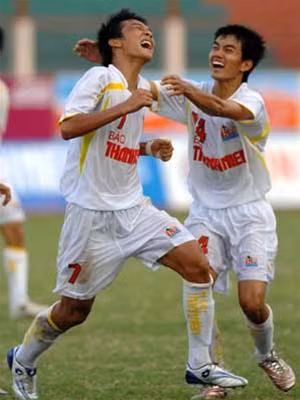 Năm 2008 tiền vệ đội tuyển U20 quốc gia Nguyễn Hồng Việt (khi đó khoác áo TCDK Sông Lam Nghệ An) bị Công an phát hiện mang heroine trong người.