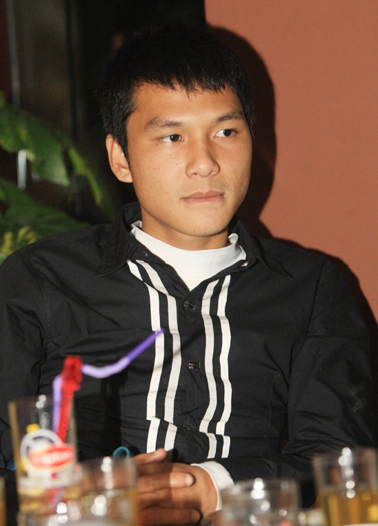 Vụ Hồng Việt không phải là lần đầu tiên người hâm mộ phải đau lòng chứng kiến các cầu thủ sa ngã tại CLB xứ Nghệ. Trước Việt, ngoài tiền vệ tài hoa Phan Thanh Tuấn từng bị đứt cả sự nghiệp vì ma túy như đã đề cập còn có tiền vệ Văn Hiền trở thành “nô lệ” của “nàng tiên nâu”. Vụ Hồng Việt không phải là lần đầu tiên người hâm mộ phải đau lòng chứng kiến các cầu thủ sa ngã tại CLB xứ Nghệ. Trước Việt, ngoài tiền vệ tài hoa Phan Thanh Tuấn từng bị đứt cả sự nghiệp vì ma túy như đã đề cập còn có tiền vệ Văn Hiền trở thành “nô lệ” của “nàng tiên nâu”.