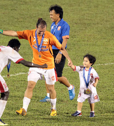 Nô đùa cùng đồng đội của cha