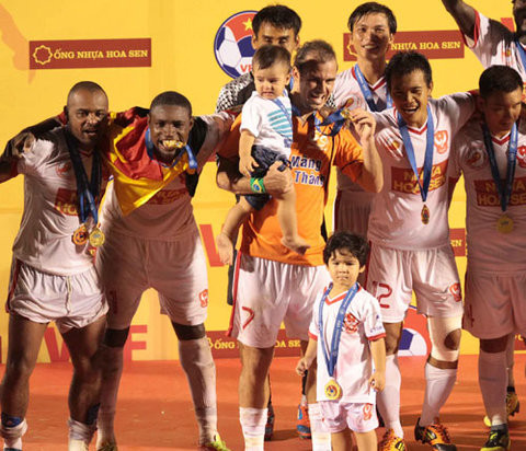 Nhận huy chương cùng Saig Gòn XT