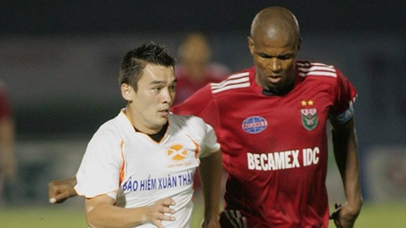 Dù đổ vào rất nhiều tiền nhưng B.BD của Philany (phải) vẫn chưa thể gắn ngôi sao thứ 3 - biểu trưng cho chức VĐ lên ngực áo. Dù đổ vào rất nhiều tiền nhưng B.BD của Philany (phải) vẫn chưa thể gắn ngôi sao thứ 3 - biểu trưng cho chức VĐ lên ngực áo.