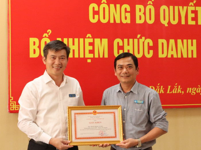 Tiến sĩ Phạm Trọng Lượng - Trưởng Phòng Công tác sinh viên, Trường Đại học Tây Nguyên (bên phải). Ảnh: NVCC