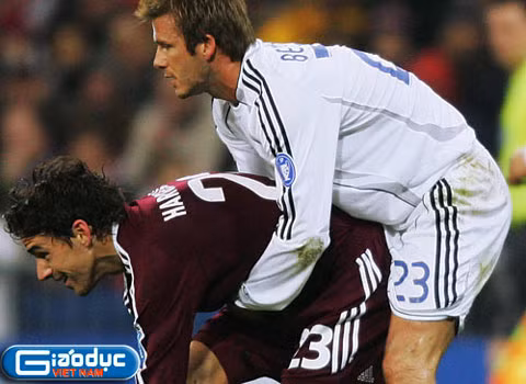 Hargreaves bị Beckham khóa bụng