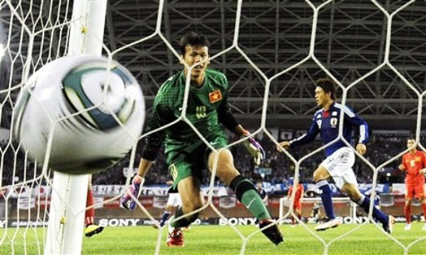 Tấn Trường vào lưới nhặt bóng sau cú dứt điểm của Lee Tadanari.