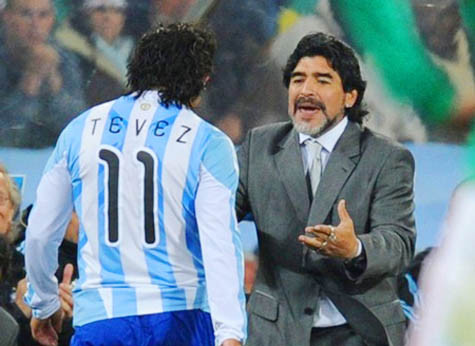 Maradona luôn sẵn sàng dang tay cứu giúp Tevez Maradona luôn sẵn sàng dang tay cứu giúp Tevez