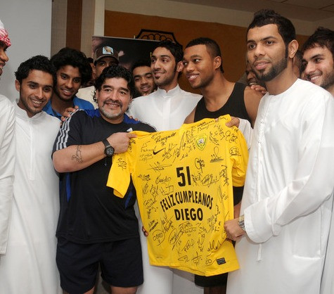 Maradona đang ở xứ Trung Đông xa xôi... Maradona đang ở xứ Trung Đông xa xôi...