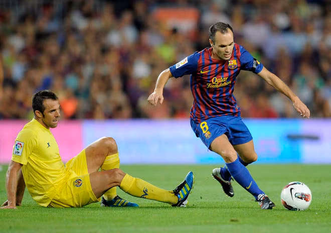 Iniesta - 1m70, một chú lùn đáng ngưỡng mộ nữa tại Barcelona