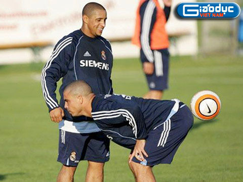 Roberto Carlos và Ronaldo đùa nghịch trong một buổi tập tại Real Roberto Carlos và Ronaldo đùa nghịch trong một buổi tập tại Real