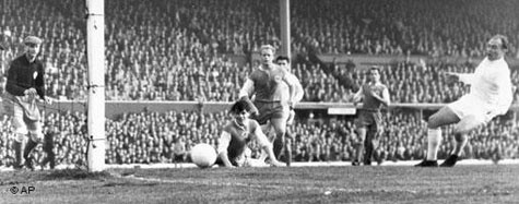 Di Stefano (áo trắng) ghi bàn trong trận này Di Stefano (áo trắng) ghi bàn trong trận này
