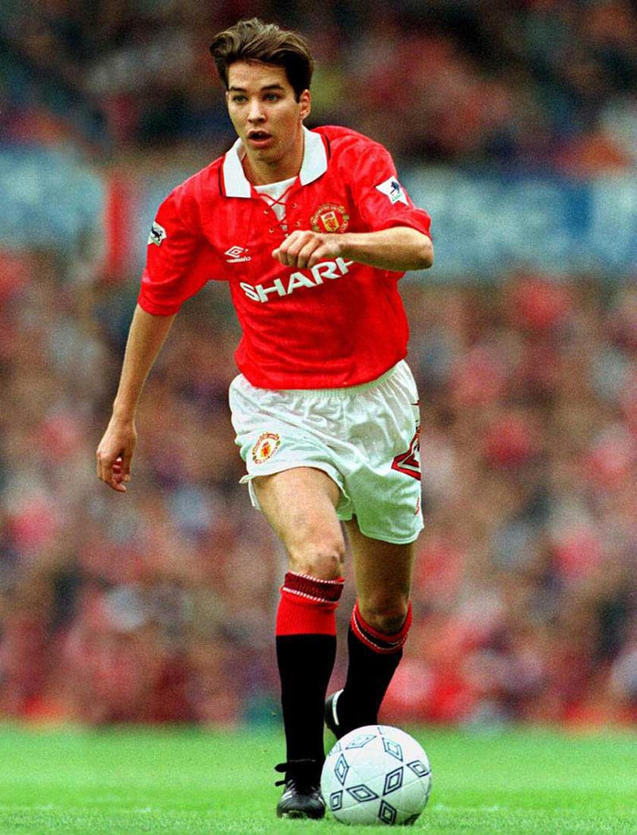 25. Darren Ferguson. Không thể không nhắc đến cậu con trai Darren của Sir Alex Ferguson ở đội hình này. Được ông bố khá ưu ái và dẫn dắt từ khi còn là 1 cậu nhóc, nhưng tài năng của Darren cũng chỉ được đạt đến tầm trung bình khá. Anh không thể hiện được gì trong 4 năm tại Man Utd và ra đi trong sự tiếc nuối của ông bố vào năm 1994. Từ đây, Darren chỉ có thể thành công với Wolves khi đó đang chơi tại giải hạng dưới và sau đó là CLB nghiệp dư Wrexham. Có lẽ ông hợp với nghề huấn luyện như người cha hơn bởi từ năm 2007 đến 2009, ông đã giúp Peterborough United thăng liền 2 hạng để lên đến Championship. Cũng trong năm 2009, Darren Ferguson được bầu là HLV hay nhất nước Anh. 25. Darren Ferguson. Không thể không nhắc đến cậu con trai Darren của Sir Alex Ferguson ở đội hình này. Được ông bố khá ưu ái và dẫn dắt từ khi còn là 1 cậu nhóc, nhưng tài năng của Darren cũng chỉ được đạt đến tầm trung bình khá. Anh không thể hiện được gì trong 4 năm tại Man Utd và ra đi trong sự tiếc nuối của ông bố vào năm 1994. Từ đây, Darren chỉ có thể thành công với Wolves khi đó đang chơi tại giải hạng dưới và sau đó là CLB nghiệp dư Wrexham. Có lẽ ông hợp với nghề huấn luyện như người cha hơn bởi từ năm 2007 đến 2009, ông đã giúp Peterborough United thăng liền 2 hạng để lên đến Championship. Cũng trong năm 2009, Darren Ferguson được bầu là HLV hay nhất nước Anh.