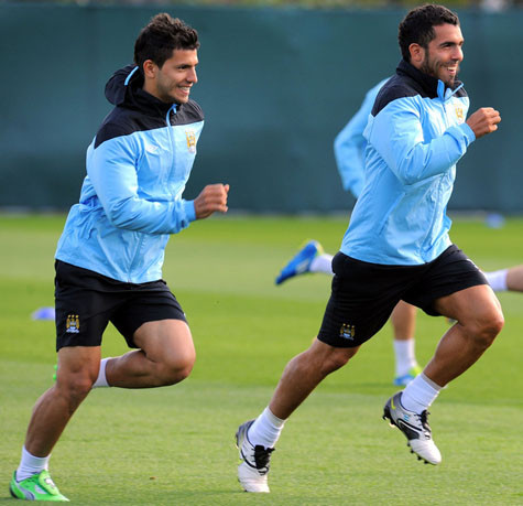 Tevez (phải) không còn được tập cùng đội 1 chứ đừng nói gì đến hy vọng được ra sân Tevez (phải) không còn được tập cùng đội 1 chứ đừng nói gì đến hy vọng được ra sân