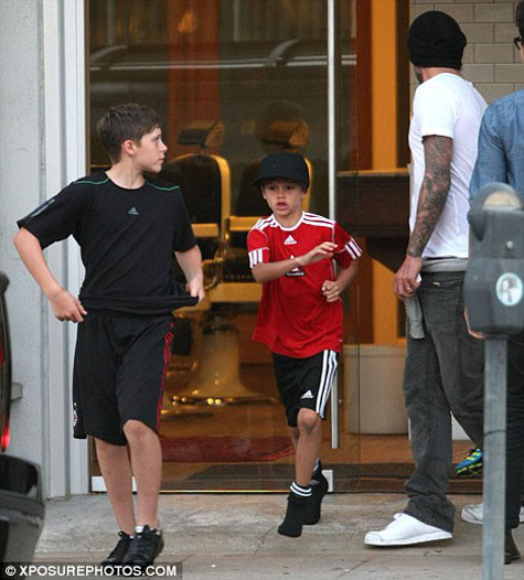 2 cậu con nhà Becks hào hứng với mái tóc mới 2 cậu con nhà Becks hào hứng với mái tóc mới