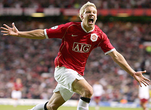 2. Alan Smith. Đến Old Trafford với giá 7 triệu bảng vào năm 2004. Alan Smith được kỳ vọng nhiều. Nhưng, phần vì chủ quan (trình độ không đủ cạnh tranh với Van Nistelrooy, Rooney, Louis Saha), phần vì khách quan (phải lùi về đá tiền vệ khi Man Utd thiếu người kế cận Roy Keane), Smith đã cùn hẳn bản năng ghi bàn. Để rồi khi chia tay Man Utd và, người ta biết đến Smith với tư cách là 1 tiền vệ nhiều hơn. Anh đã trải qua 4 năm tại Newcastle mà không ghi nổi 1 bàn thắng dù xuất hiện thường xuyên. 2. Alan Smith. Đến Old Trafford với giá 7 triệu bảng vào năm 2004. Alan Smith được kỳ vọng nhiều. Nhưng, phần vì chủ quan (trình độ không đủ cạnh tranh với Van Nistelrooy, Rooney, Louis Saha), phần vì khách quan (phải lùi về đá tiền vệ khi Man Utd thiếu người kế cận Roy Keane), Smith đã cùn hẳn bản năng ghi bàn. Để rồi khi chia tay Man Utd và, người ta biết đến Smith với tư cách là 1 tiền vệ nhiều hơn. Anh đã trải qua 4 năm tại Newcastle mà không ghi nổi 1 bàn thắng dù xuất hiện thường xuyên.