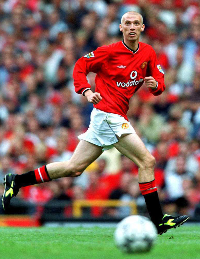 3. Luke Chadwick. Lứa với thế hệ vàng Beckham, Giggs, Butt và anh em nhà Neville xuất sắc bao nhiêu thì những sản phẩm thế hệ sau đó gây thất vọng bấy nhiêu. Luke Chadwick và Wes Brown và John O’Shea là 3 minh chứng rõ ràng nhất, trong đó Luke Chadwick tệ hơn cả. Tiền vệ này thường xuyên mất hút tại Old Trafford bởi anh liên tục phải xách hành lý đến các CLB nhỏ theo dạng cho mượn. 3. Luke Chadwick. Lứa với thế hệ vàng Beckham, Giggs, Butt và anh em nhà Neville xuất sắc bao nhiêu thì những sản phẩm thế hệ sau đó gây thất vọng bấy nhiêu. Luke Chadwick và Wes Brown và John O’Shea là 3 minh chứng rõ ràng nhất, trong đó Luke Chadwick tệ hơn cả. Tiền vệ này thường xuyên mất hút tại Old Trafford bởi anh liên tục phải xách hành lý đến các CLB nhỏ theo dạng cho mượn.