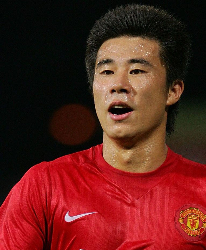 15. Dong Fangzhou. Đây thực sự là 1 bản hợp đồng sặc mùi PR cho bóng đá Trung Quốc. Không cần nói nhiều, cứ thử hỏi tại sao 1 cầu thủ khoác áo Man Utd như Dong Fangzhou lại không có nổi 1 vị trí ở ĐTQG Trung Quốc là hiểu. Sau khi ra đi vào năm 2008, Fangzhou hồi hương khoác áo CLB Đại Liên nhưng là 1 tiền đạo, thậm chí anh còn không ghi nổi lấy 1 bàn. Cơn khát bàn thắng kéo dài 3 năm liên tiếp và đến năm 2011, khi sang CLB Mika ở giải VĐQG Armenia, tiền đạo nay 26 tuổi mới giải được hạn. 15. Dong Fangzhou. Đây thực sự là 1 bản hợp đồng sặc mùi PR cho bóng đá Trung Quốc. Không cần nói nhiều, cứ thử hỏi tại sao 1 cầu thủ khoác áo Man Utd như Dong Fangzhou lại không có nổi 1 vị trí ở ĐTQG Trung Quốc là hiểu. Sau khi ra đi vào năm 2008, Fangzhou hồi hương khoác áo CLB Đại Liên nhưng là 1 tiền đạo, thậm chí anh còn không ghi nổi lấy 1 bàn. Cơn khát bàn thắng kéo dài 3 năm liên tiếp và đến năm 2011, khi sang CLB Mika ở giải VĐQG Armenia, tiền đạo nay 26 tuổi mới giải được hạn.