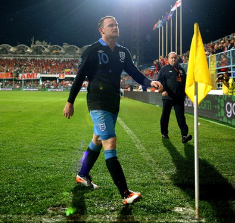 Rooney chắc hẳn rất hối hận về pha bóng ngu ngốc của mình