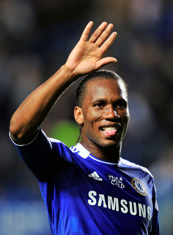 07. Didier Drogba: Người dân Bờ Biển Ngà yêu mến ‘Voi rừng’, thậm chí hơn cả những nhân vật chính trị. Họ tôn thờ Drogba không chỉ bởi anh chơi hay mà còn những hoạt động từ thiện hiệu quả. Drogba đã bỏ tiền túi 3 triệu bảng để xây bệnh viện cho người nghèo. Drogba còn mở nhiều trung tâm bóng đá cho các trẻ em cơ nhỡ… Vì vậy, bạn đừng ngạc nhiên nếu sang quốc gia châu Phi này và thấy người người mặc áo in tên Drogba đằng sau lưng.