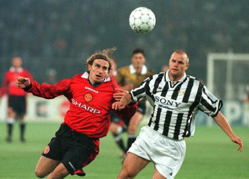 9. Karel Poborsky (trái). Chơi hay tại Euro 1996 cùng ĐT Czech bao nhiêu thì Karel Poborsky lại gây thất vọng khi được Man Utd mua về bấy nhiêu. Sau 2 năm ngắn ngủi, anh phải dọn hành lý ra đi. 9. Karel Poborsky (trái). Chơi hay tại Euro 1996 cùng ĐT Czech bao nhiêu thì Karel Poborsky lại gây thất vọng khi được Man Utd mua về bấy nhiêu. Sau 2 năm ngắn ngủi, anh phải dọn hành lý ra đi.
