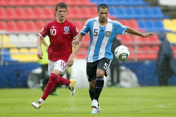 10. Lucas Ocampos cập bến Chelsea. Hẳn bạn sẽ ngạc nhiên khi Chelsea quan tâm đến cái tên gần như vô danh này. Nhưng ở Argentina, Lucas Ocampos đang nổi lên như cồn sau màn trình diễn tại U17 World Cup vừa qua. Các ‘trinh sát’ của Chelsea đang tìm mọi cách đưa ngôi sao 17 tuổi này về rời River Plate. 10. Lucas Ocampos cập bến Chelsea. Hẳn bạn sẽ ngạc nhiên khi Chelsea quan tâm đến cái tên gần như vô danh này. Nhưng ở Argentina, Lucas Ocampos đang nổi lên như cồn sau màn trình diễn tại U17 World Cup vừa qua. Các ‘trinh sát’ của Chelsea đang tìm mọi cách đưa ngôi sao 17 tuổi này về rời River Plate.