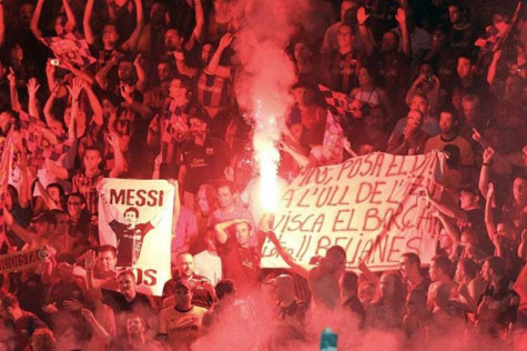 Fan Barca ăn mừng quá khích tạo Monaco
