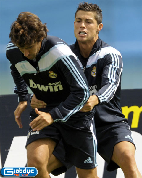 Ronaldo ra sức kéo Raul lại Ronaldo ra sức kéo Raul lại